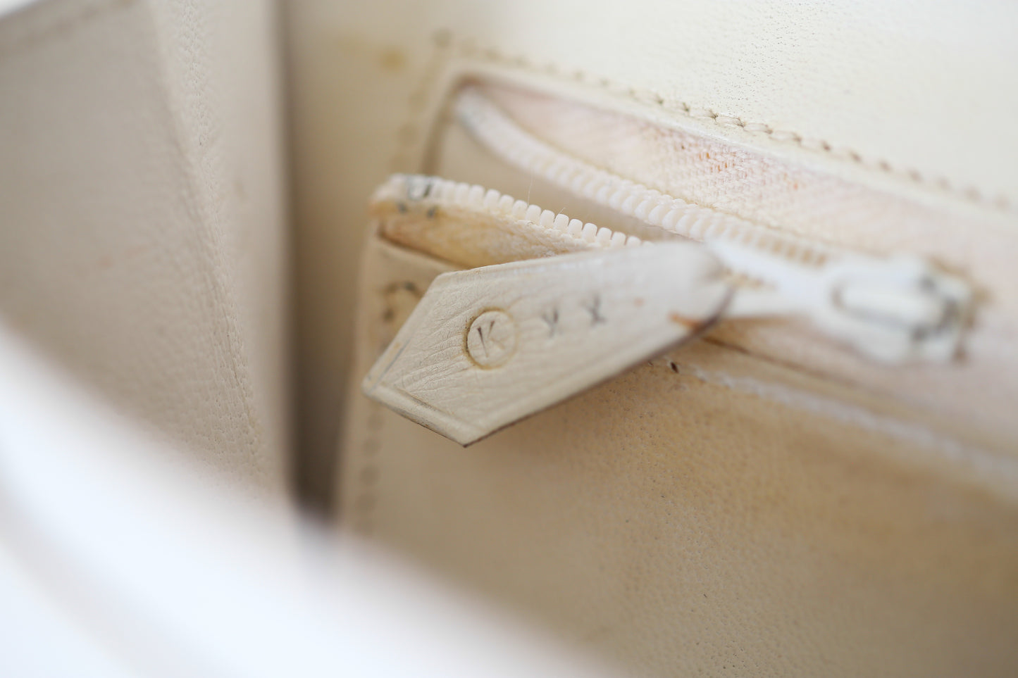Sac à main Hermès modèle Odéon en cuir blanc et garniture plaquée or