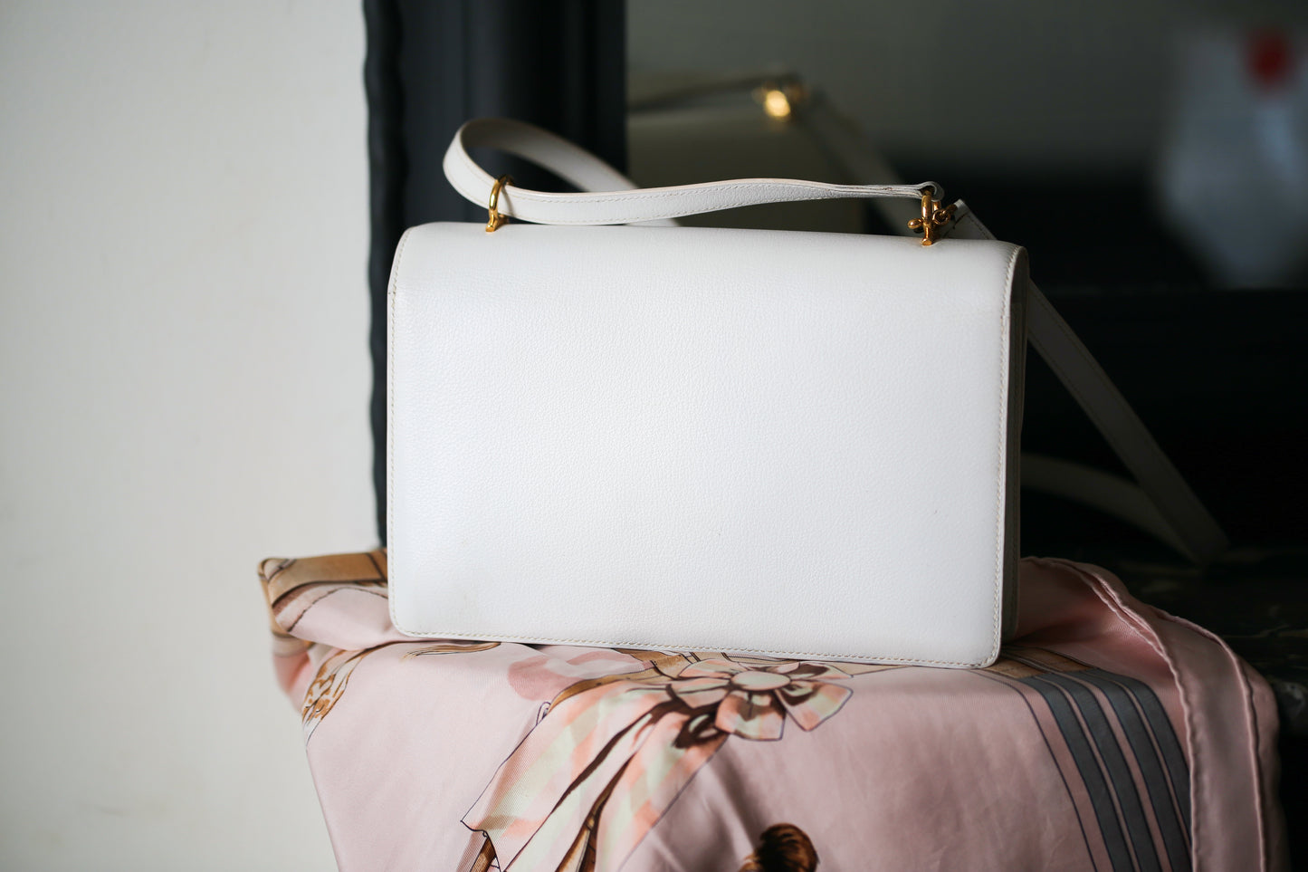 Sac à main Hermès modèle Odéon en cuir blanc et garniture plaquée or