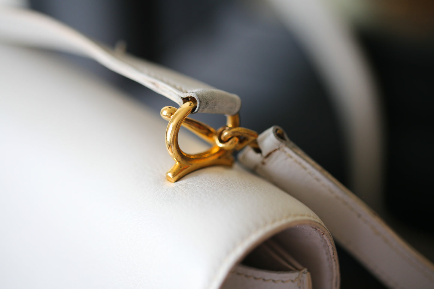 Sac à main Hermès modèle Odéon en cuir blanc et garniture plaquée or