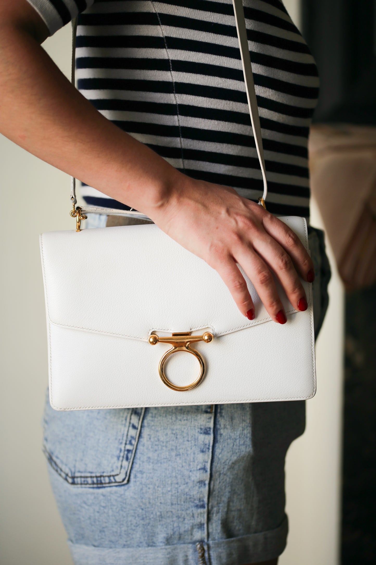 Sac à main Hermès modèle Odéon en cuir blanc et garniture plaquée or