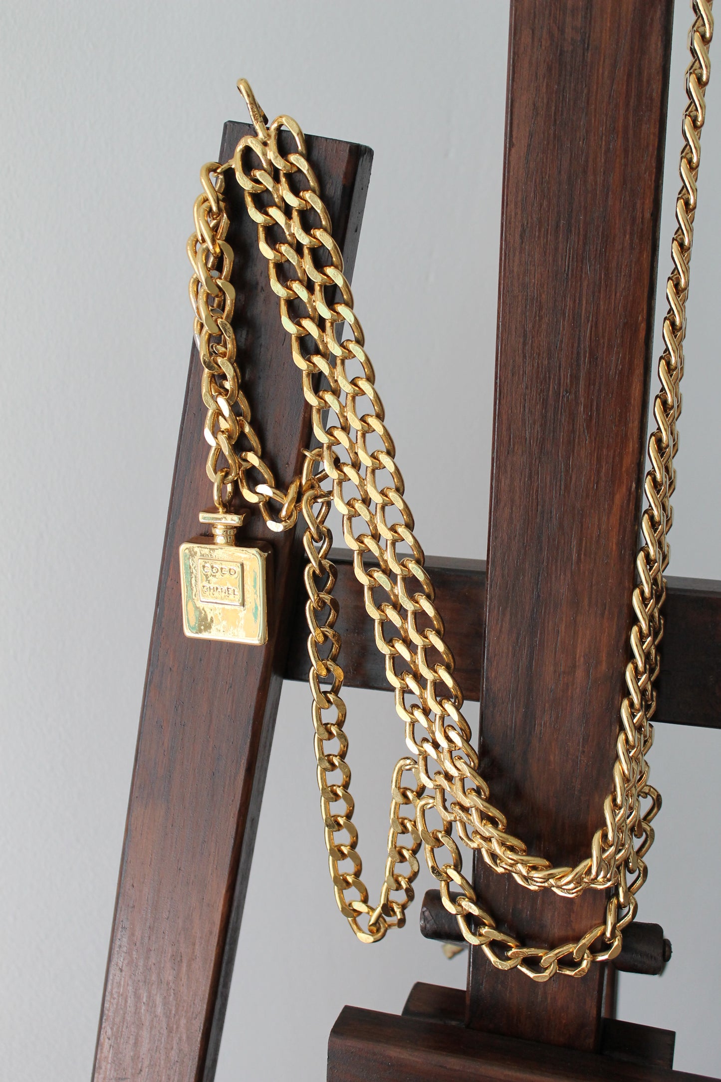 Chanel ceinture vintage en métal doré pendentif numéro 5