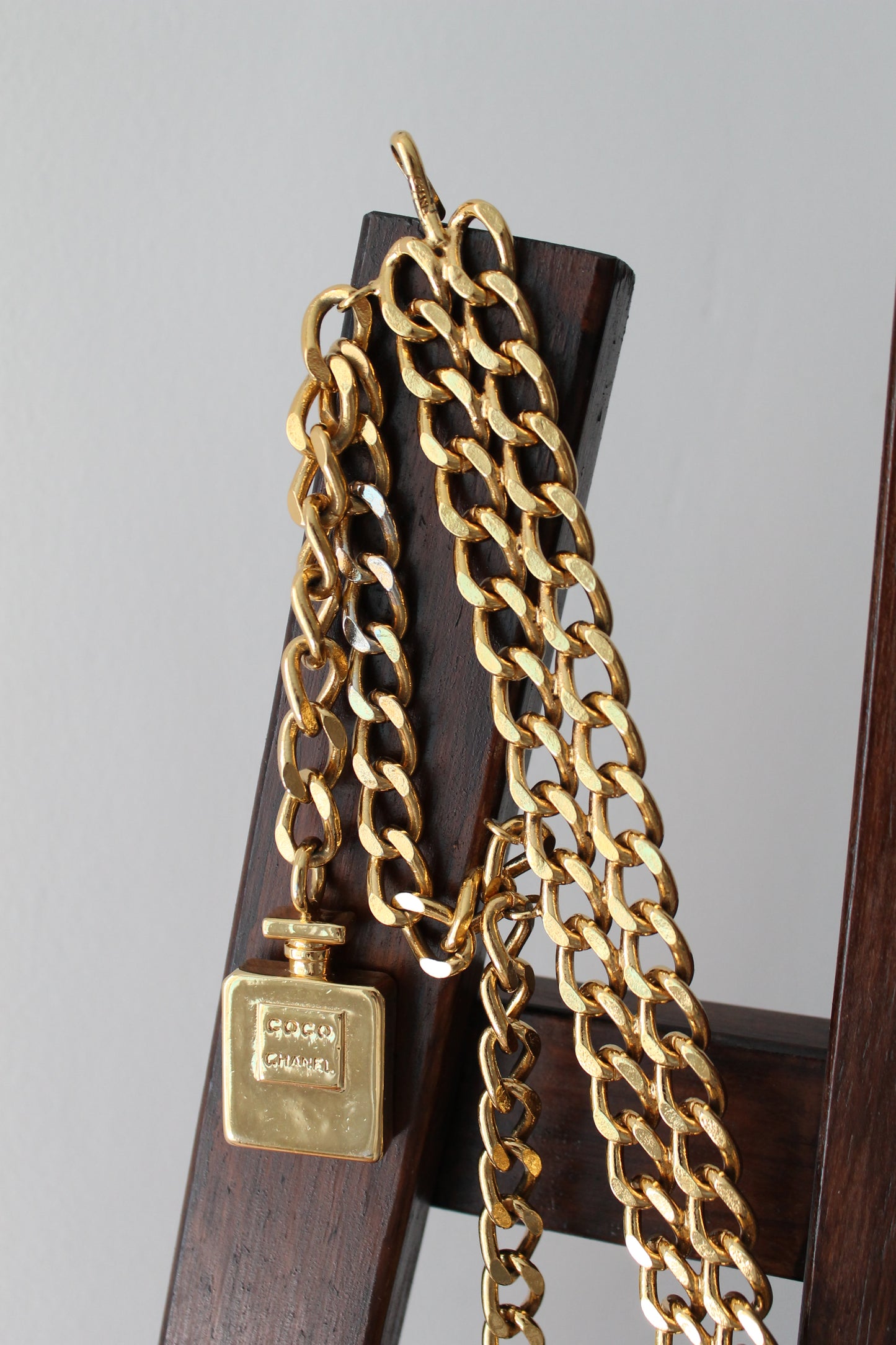 Chanel ceinture vintage en métal doré pendentif numéro 5