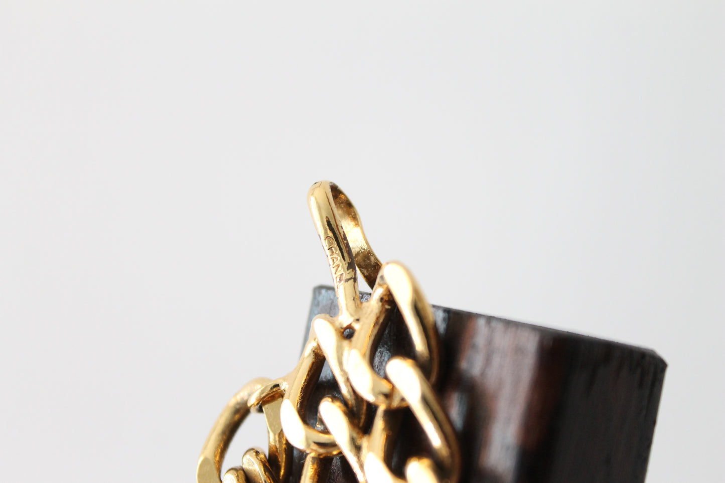 Chanel ceinture vintage en métal doré pendentif numéro 5