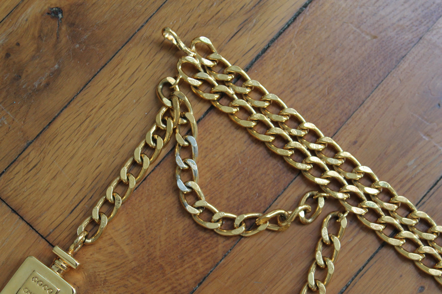 Chanel ceinture vintage en métal doré pendentif numéro 5