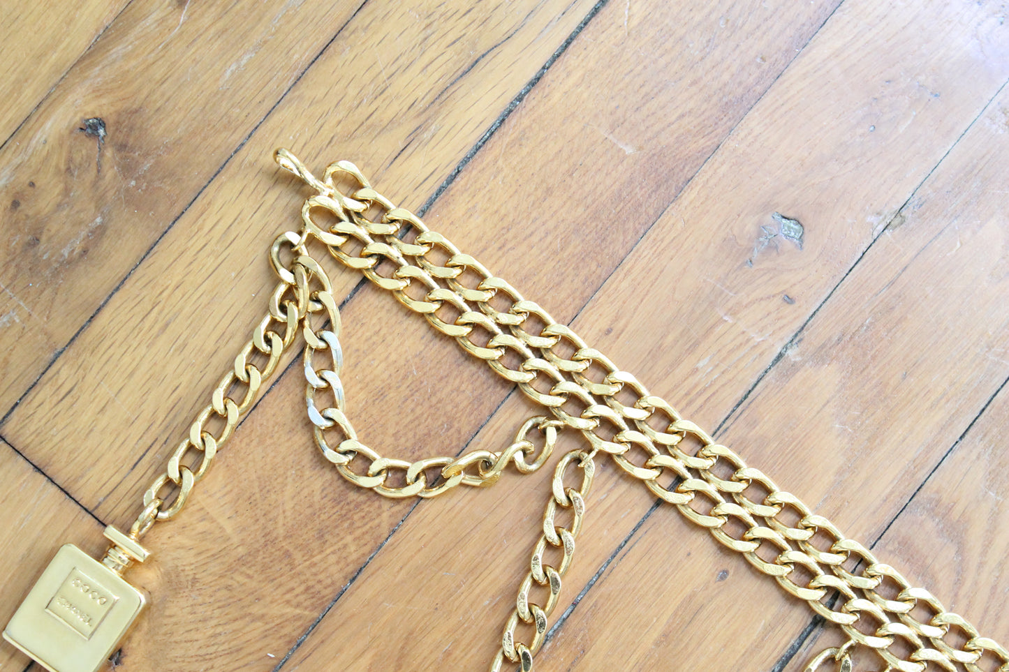 Chanel ceinture vintage en métal doré pendentif numéro 5