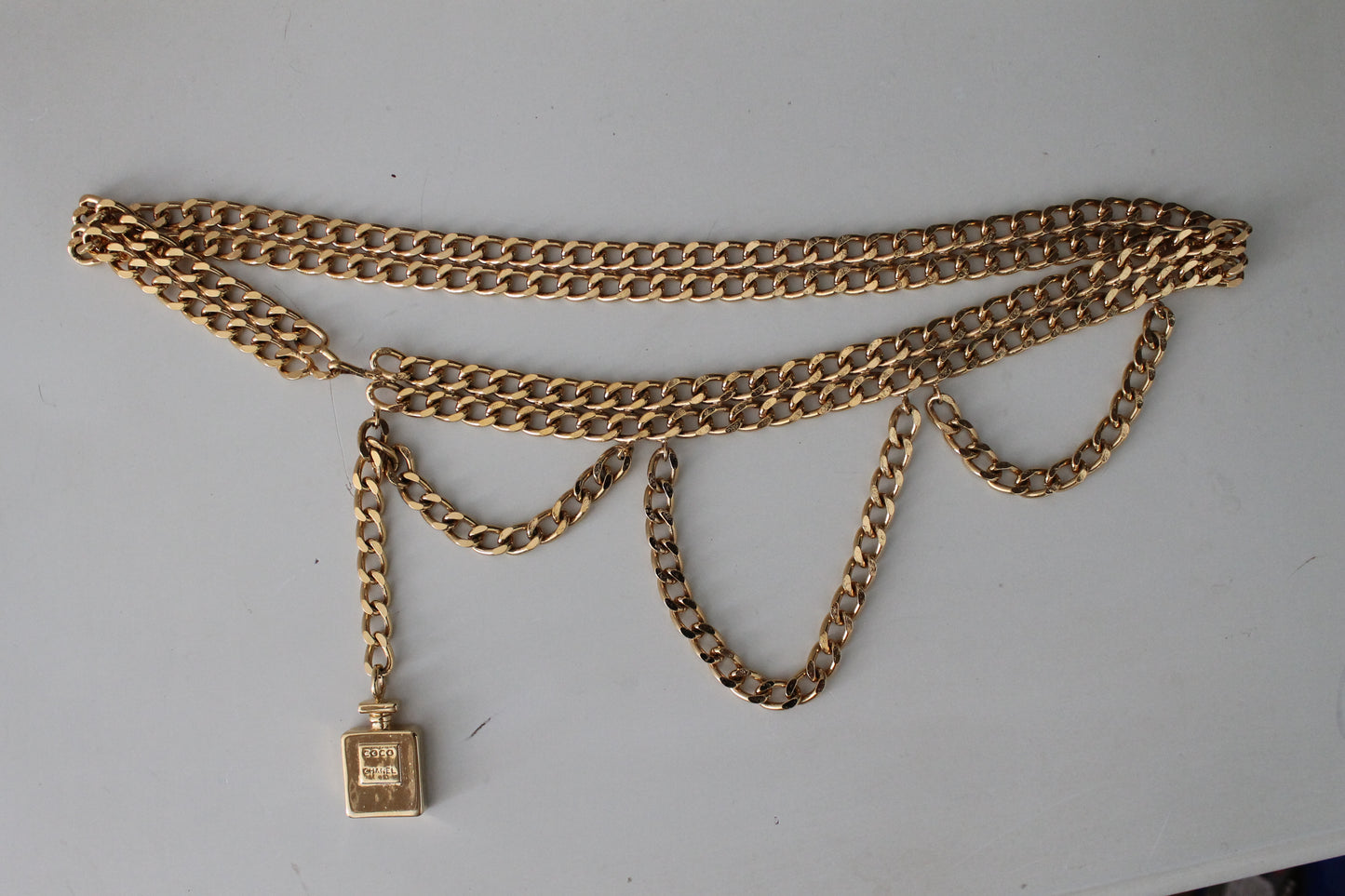 Chanel ceinture vintage en métal doré pendentif numéro 5