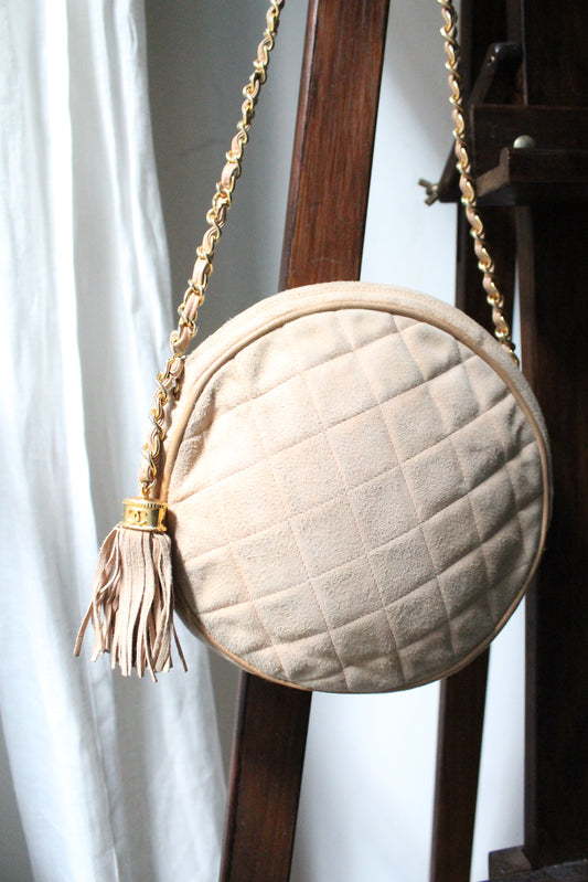 Chanel sac rond en daim rose poudré