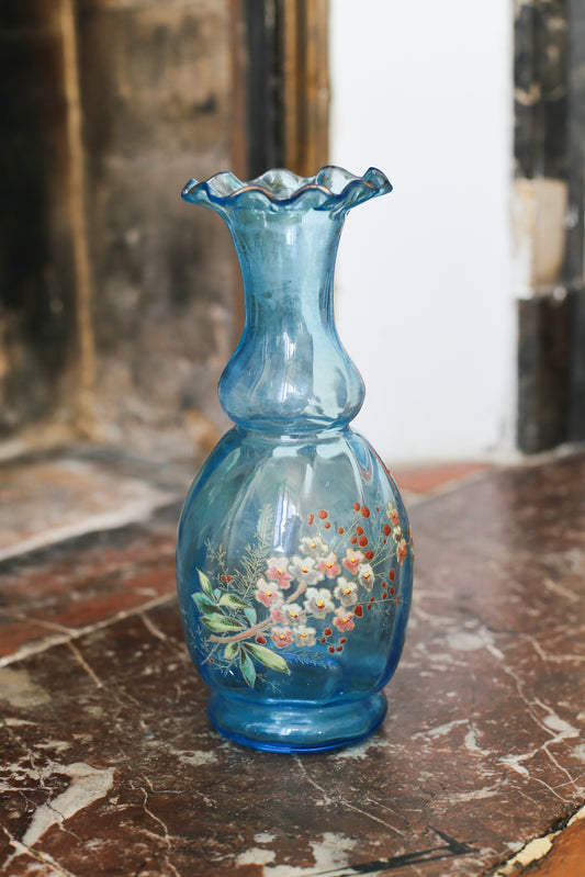 Legras carafe polylobé en verre émaillé bleu à décor de fleurs
