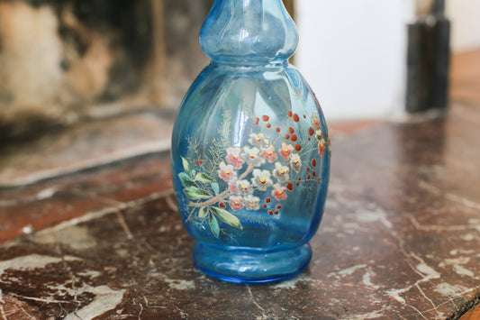 Legras carafe polylobé en verre émaillé bleu à décor de fleurs