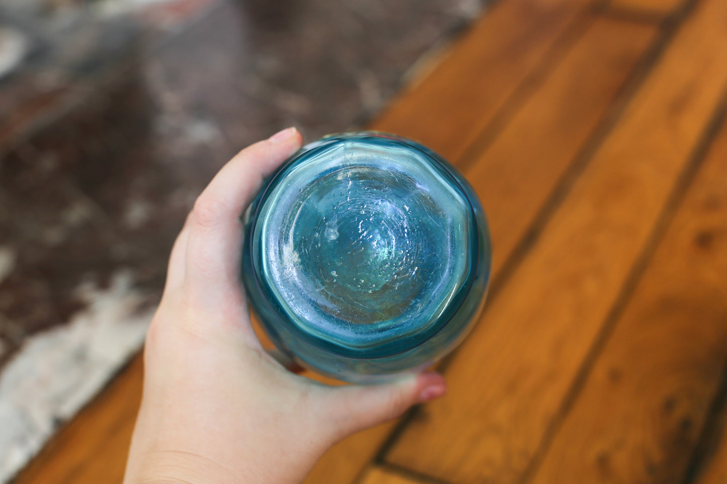 Legras carafe polylobé en verre émaillé bleu à décor de fleurs