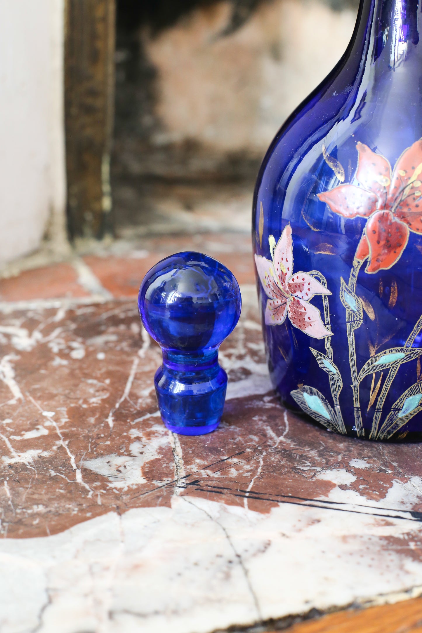 Legras vase en verre bleu marine émaillé à décor de fleurs de lys