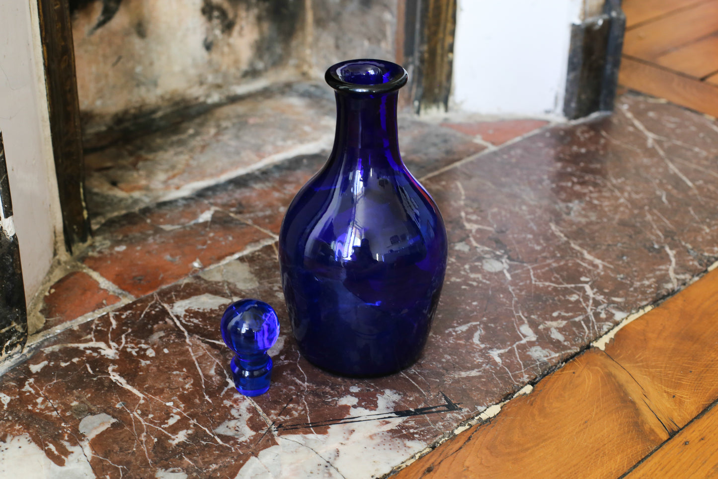 Legras vase en verre bleu marine émaillé à décor de fleurs de lys