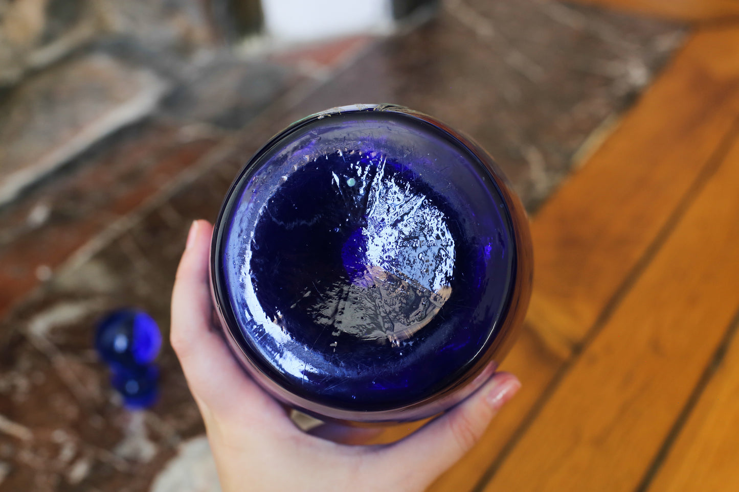 Legras vase en verre bleu marine émaillé à décor de fleurs de lys