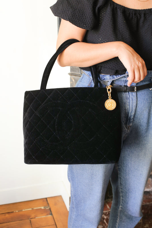 Chanel sac à main modèle Médaillon en velours matelassé noir