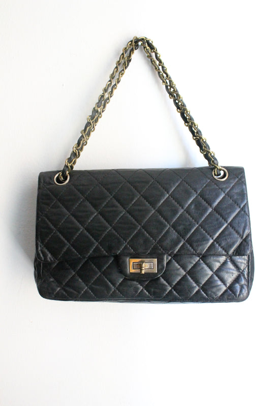 Chanel sac à main modèle "2.55" vintage à double rabat en cuir noir