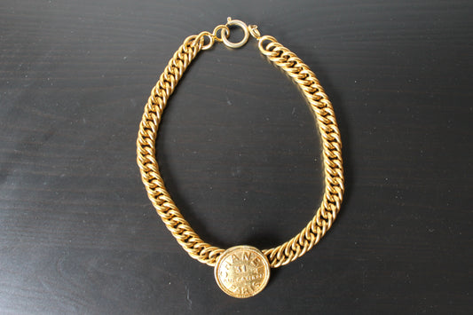 Chanel, collier ras de cou en métal doré