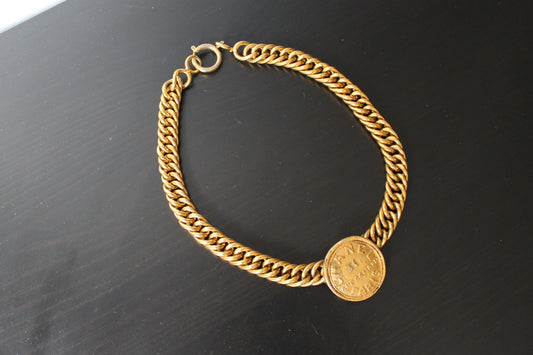 Chanel, collier ras de cou en métal doré