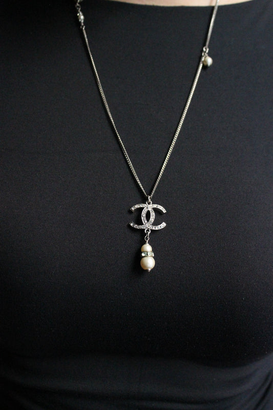Chanel collier avec des perles en métal argenté avec pendentif CC