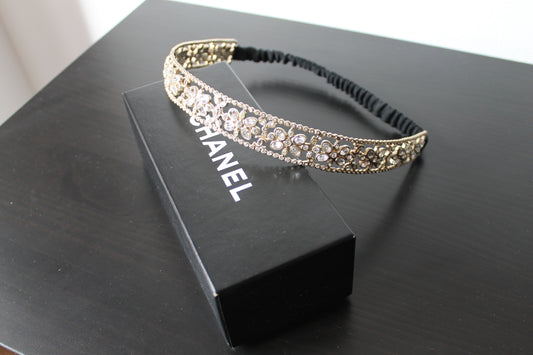 Chanel serre-tête en métal argenté à décor de fleurs et du logo chanel