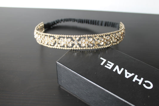 Chanel serre-tête en métal argenté à décor de fleurs et du logo chanel