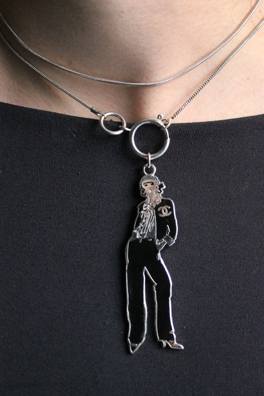 Chanel collier en métal argenté avec pendentif représentant coco chanel