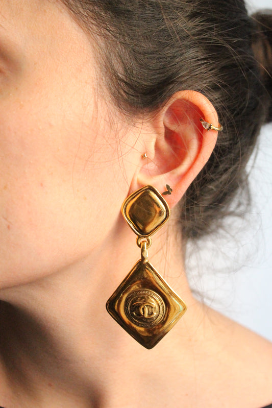 Chanel boucles d’oreilles pendantes à clip en métal doré cc