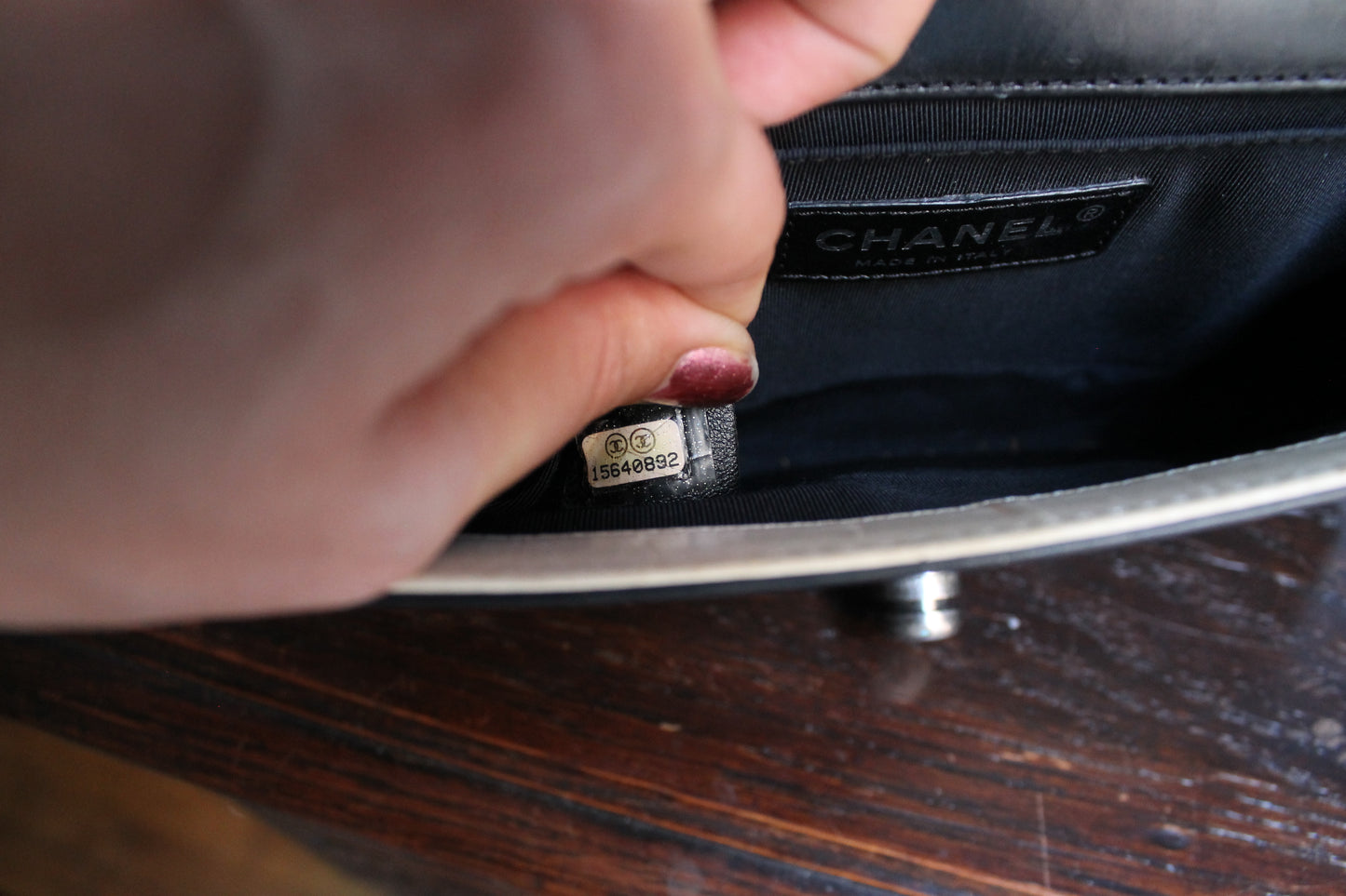 Chanel sac à main modèle Boy 20 cm en veau glacé noir et ivoire