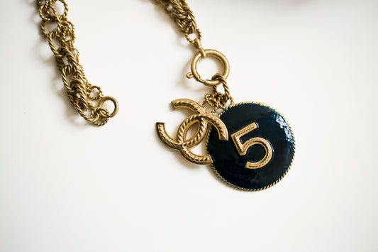 Sautoir Chanel en métal argenté à pendentif double C