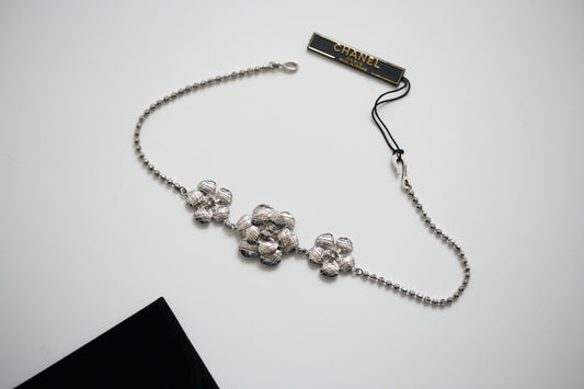 Chanel collier ras de cou modèle Camélia