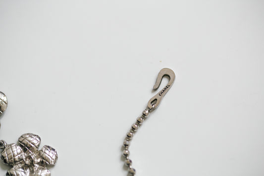 Chanel collier ras de cou modèle Camélia