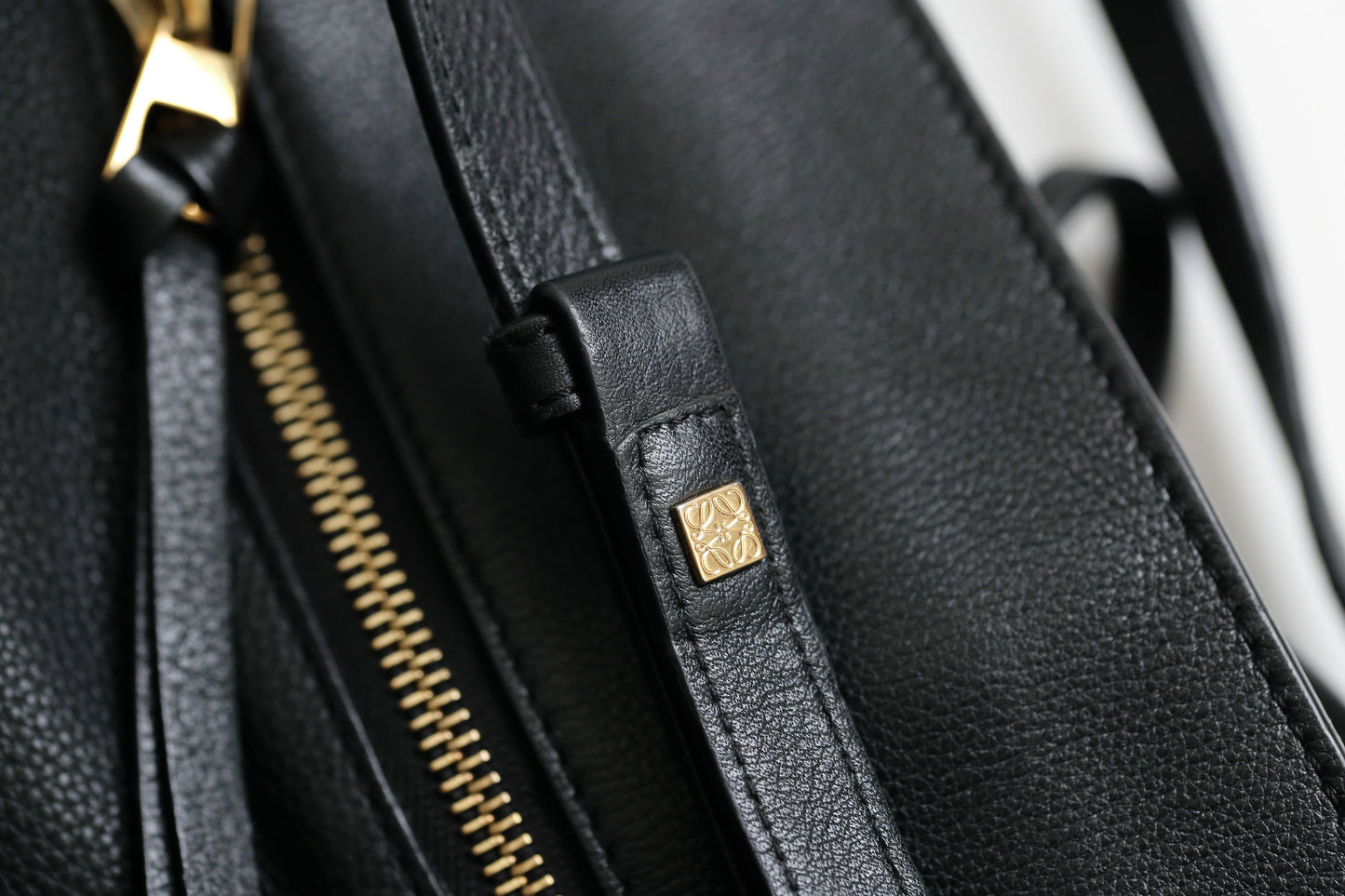 Loewe sac à main modèle balloon en cuir grainé noir