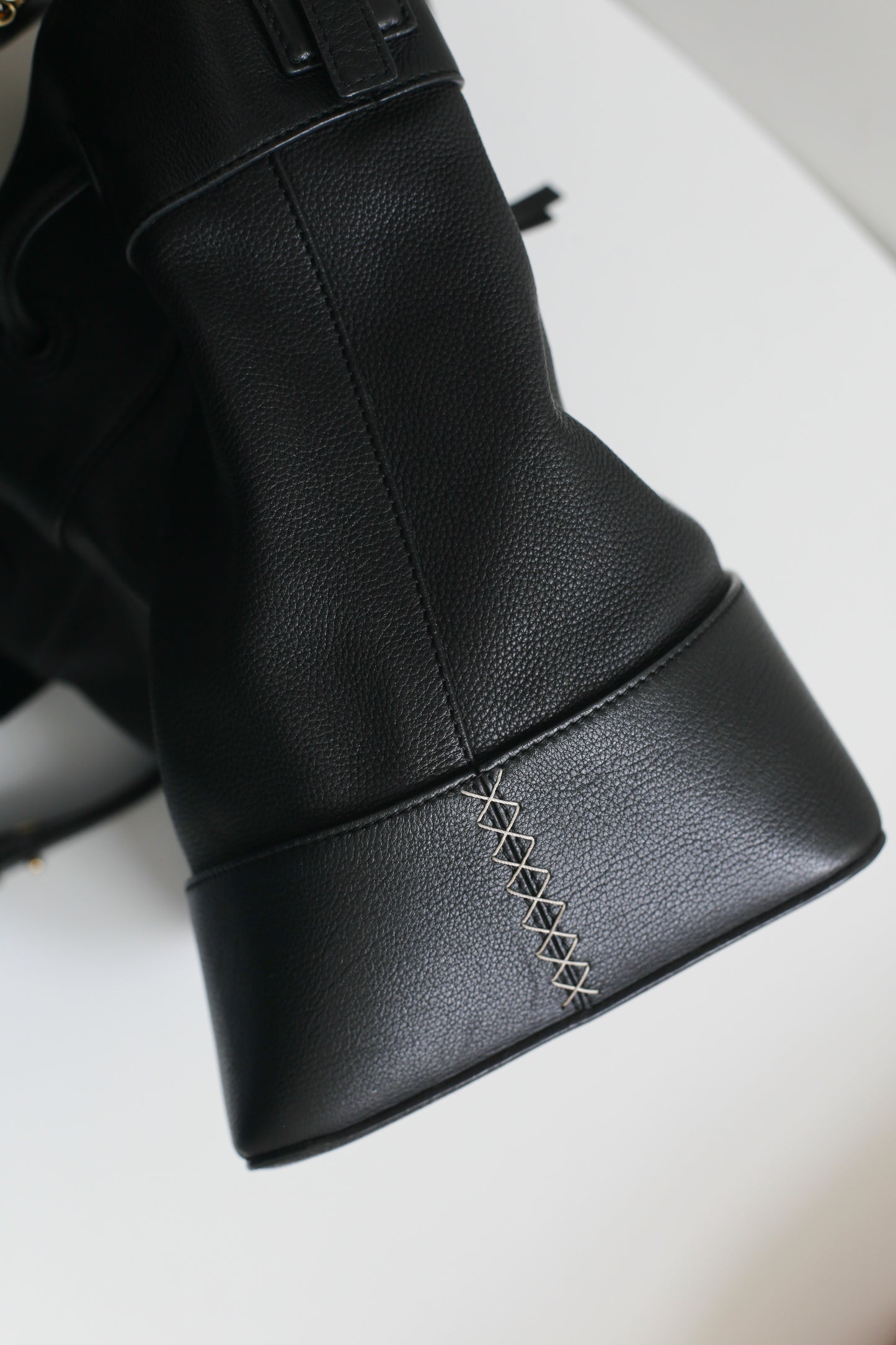 Loewe sac à main modèle balloon en cuir grainé noir