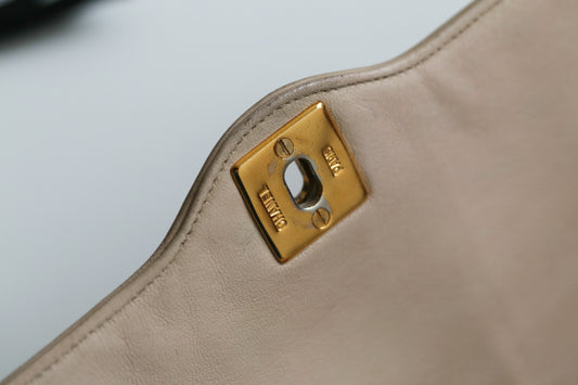Chanel sac à main vintage modèle 2.55 en cuir beige