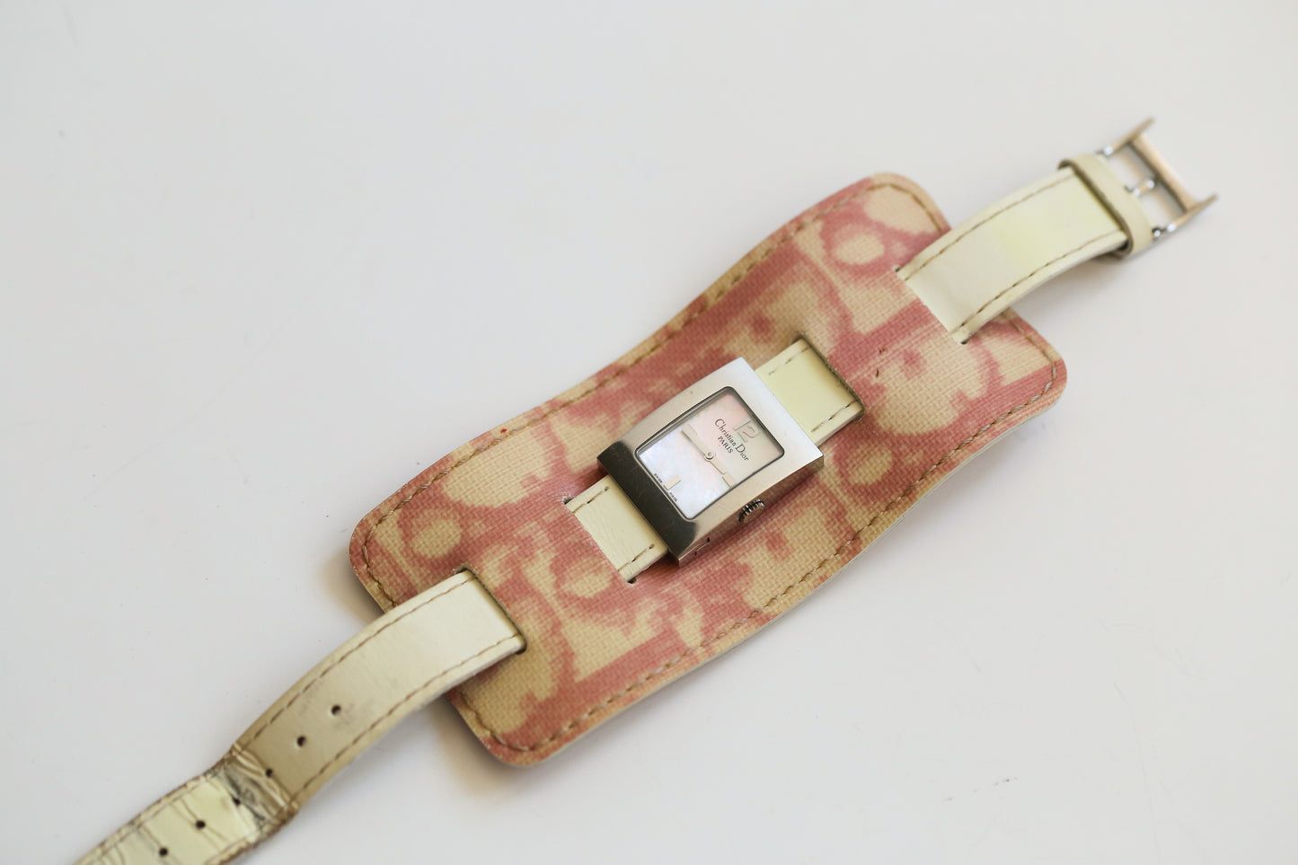 Dior montre en cuir avec fond motif Dior oblique