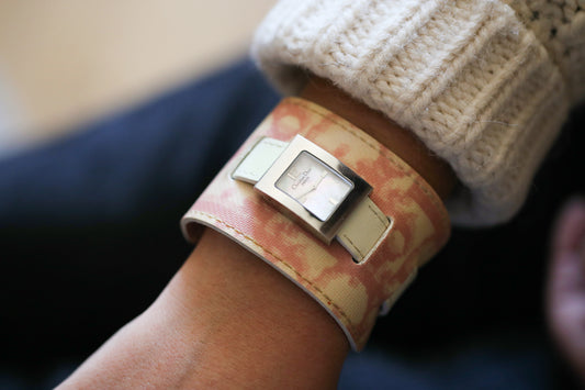 Dior montre en cuir avec fond motif Dior oblique