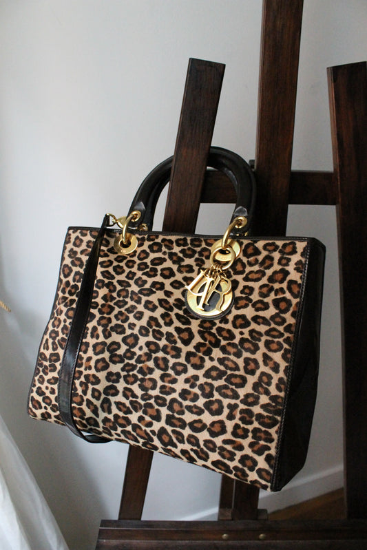 Dior sac à main Lady Dior en cuir verni et fausse fourrure léopard