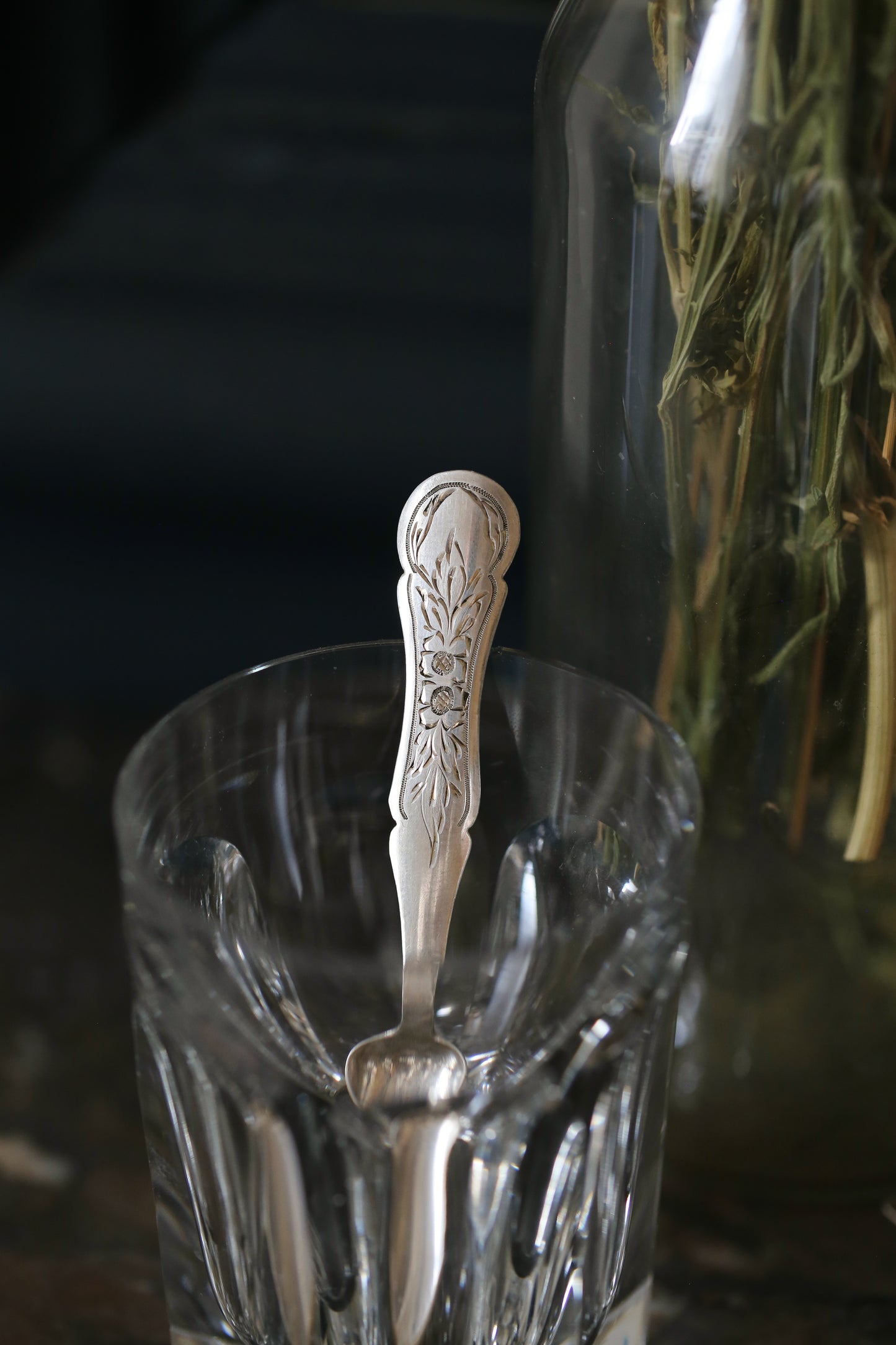 12 cuillères à moka en argent à décors de fleurs datant de 1916