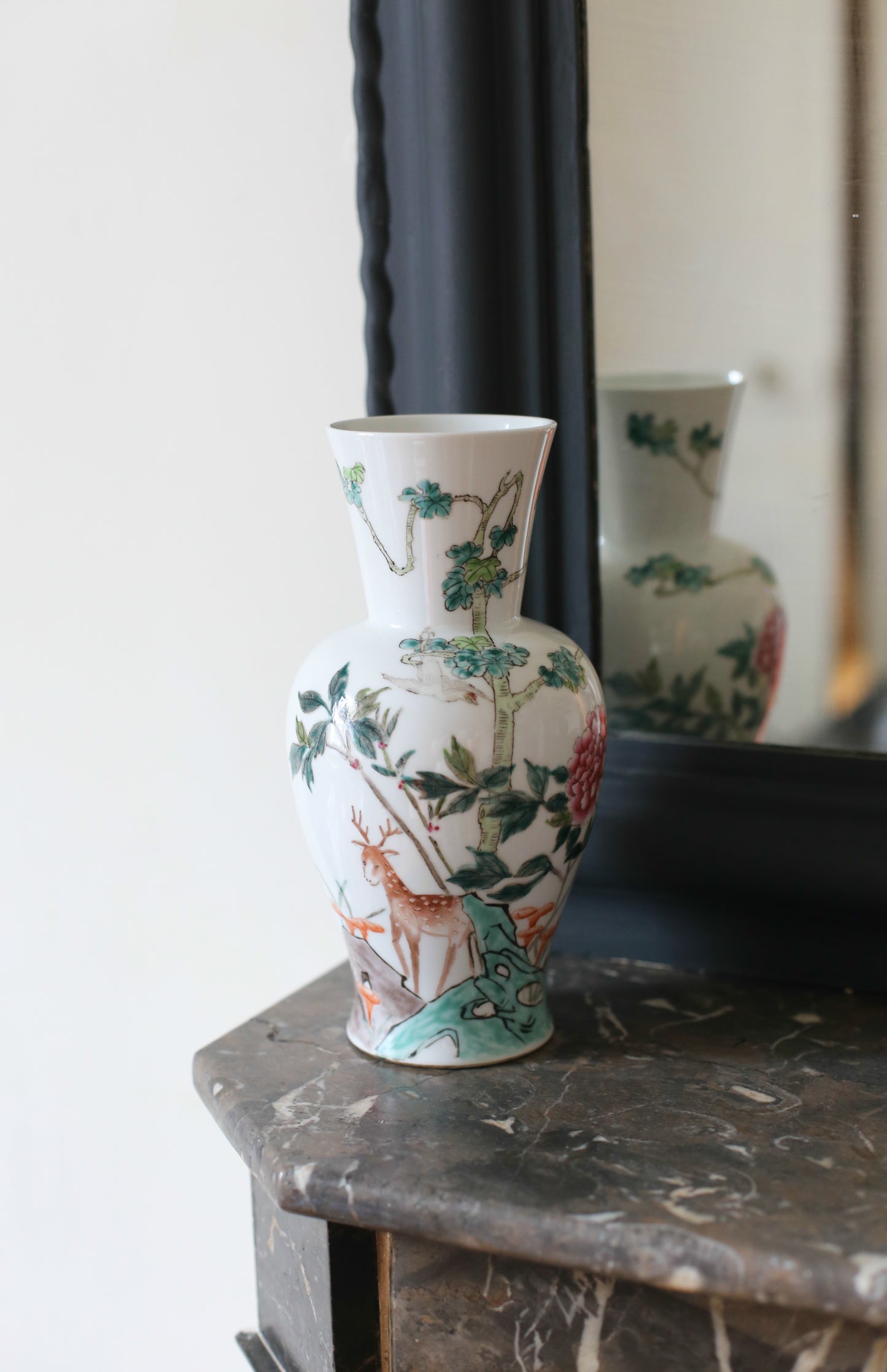 Vase chinois en porcelaine à décor d'un cerf