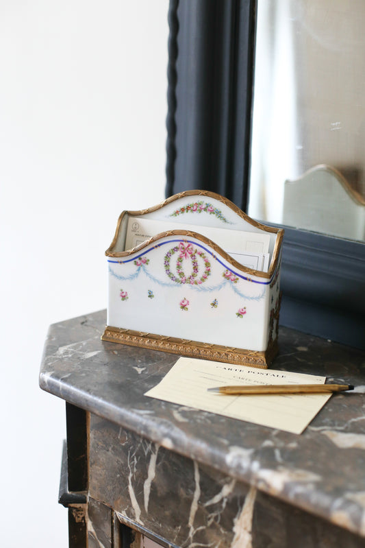 Porte lettre ou range courrier en porcelaine et bronze style Louis XVI fin XIXe siècle