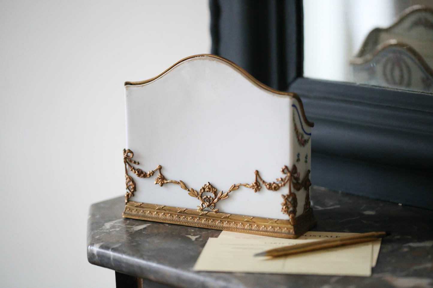 Porte lettre ou range courrier en porcelaine et bronze style Louis XVI fin XIXe siècle
