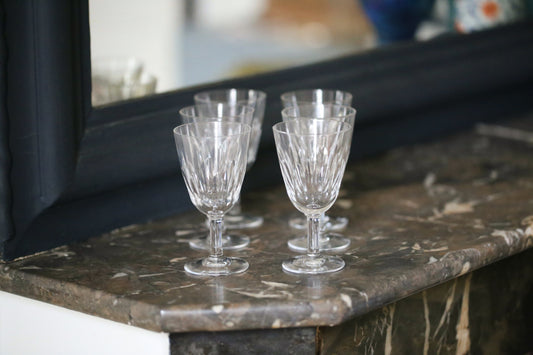 Suite de six verres à pieds en cristal de la maison Baccarat
