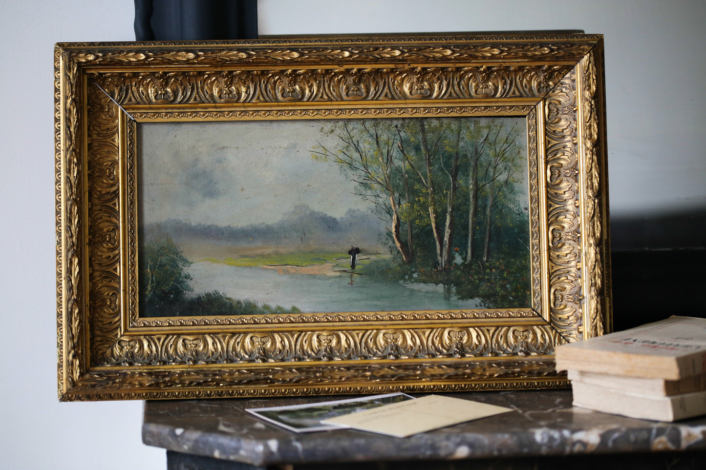L.Henry Peinture sur panneau "Un homme solitaire contemplatif dans un paysage lacustre"