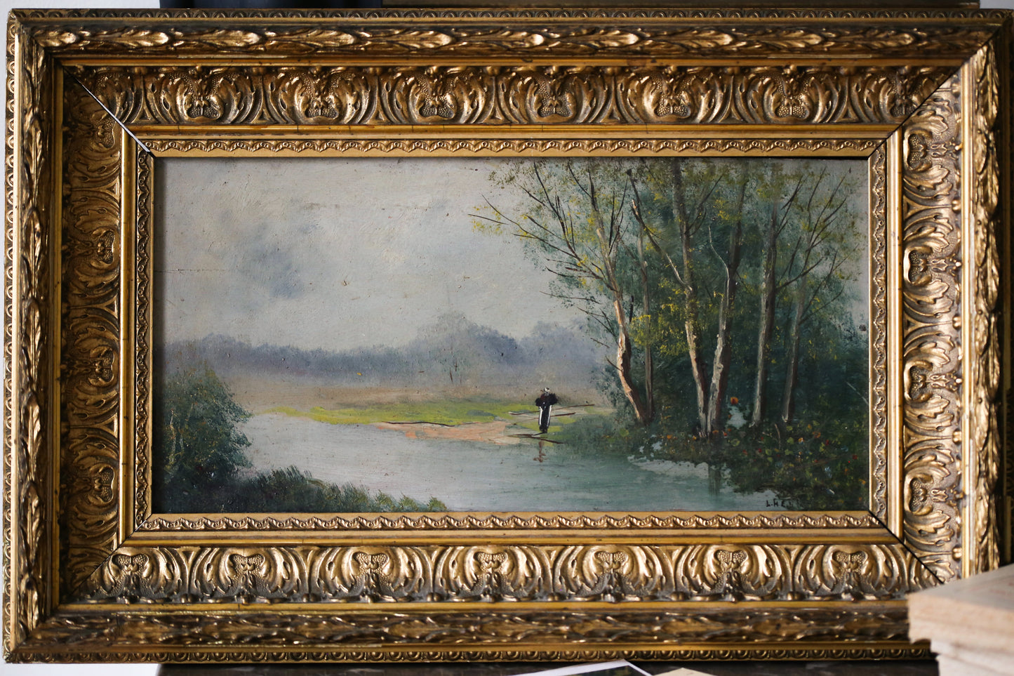 L.Henry Peinture sur panneau "Un homme solitaire contemplatif dans un paysage lacustre"