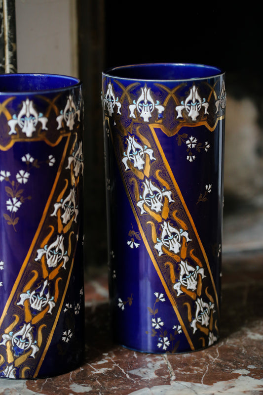 Paire de vases Art nouveau en porcelaine de Lunéville - Motifs floraux en relief doré