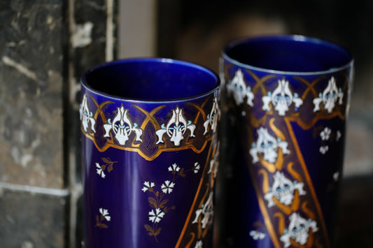 Paire de vases Art nouveau en porcelaine de Lunéville - Motifs floraux en relief doré