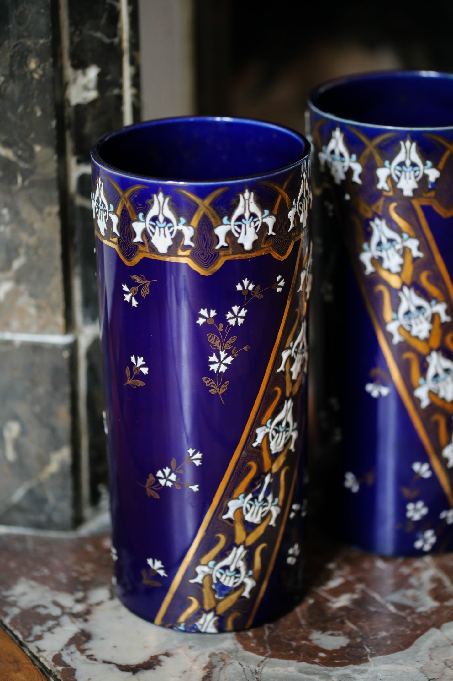 Paire de vases Art nouveau en porcelaine de Lunéville - Motifs floraux en relief doré