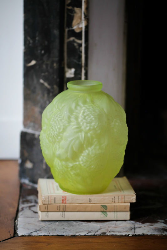 Rare paire de vases en ouraline de la période Art Déco