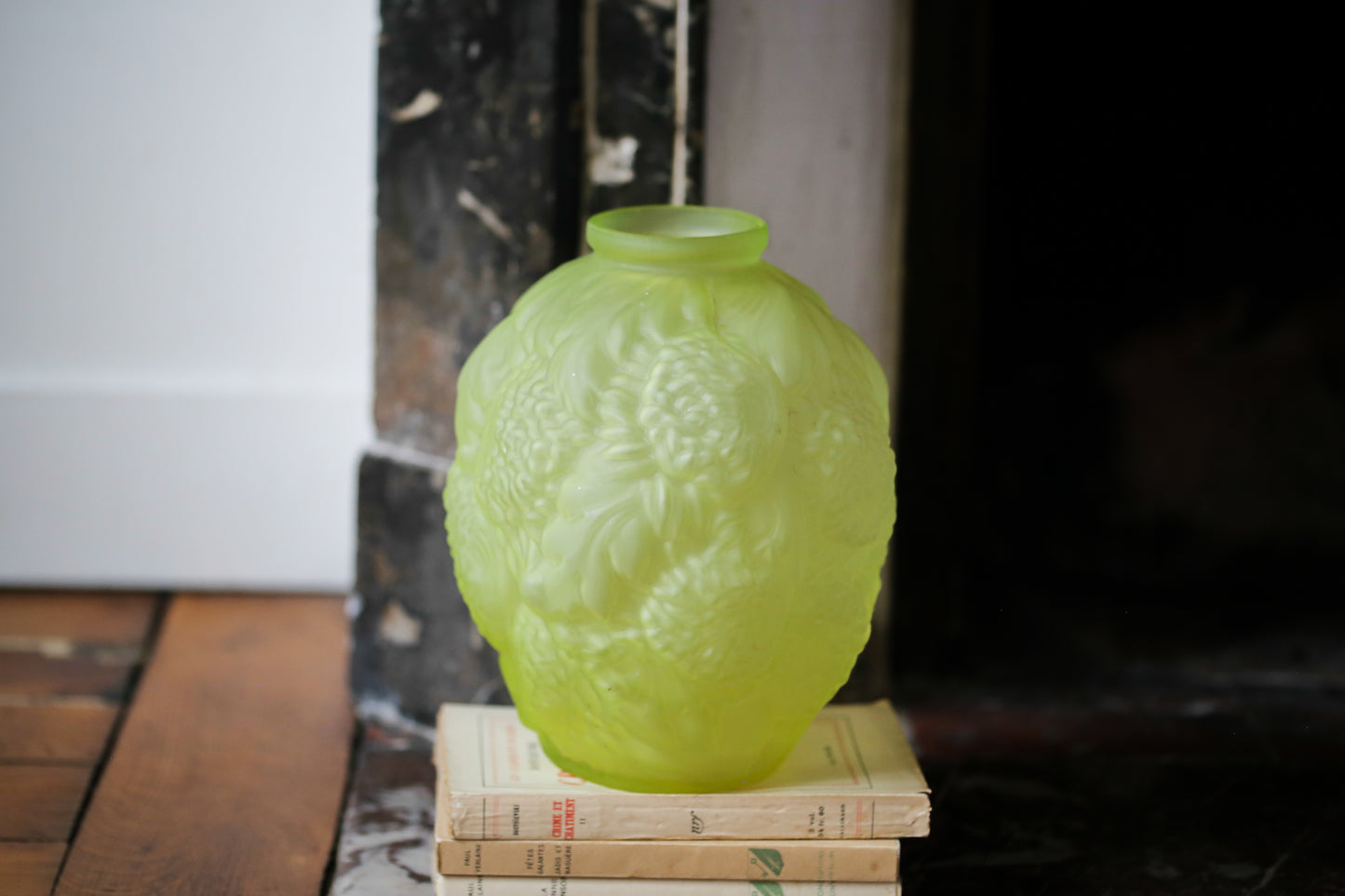 Rare paire de vases en ouraline de la période Art Déco