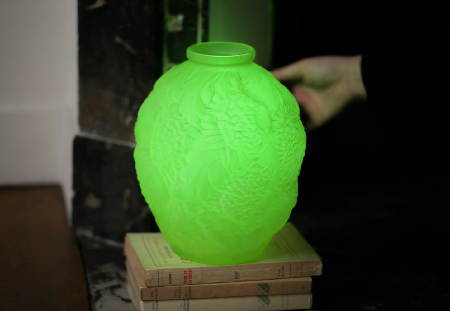 Rare paire de vases en ouraline de la période Art Déco