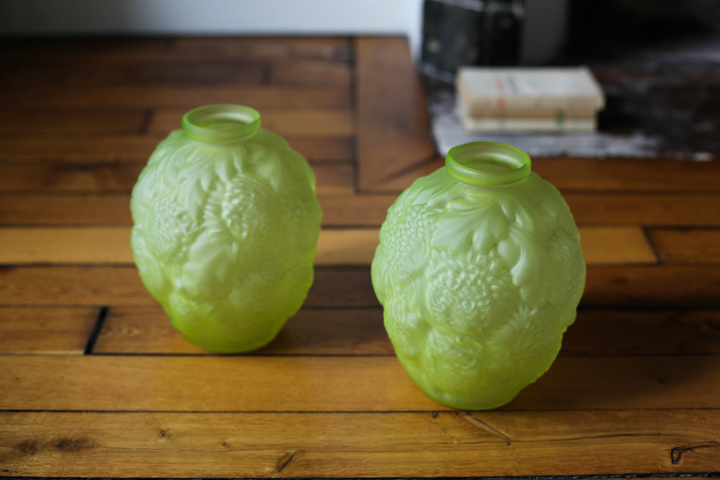 Rare paire de vases en ouraline de la période Art Déco
